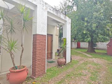 VENTA Casa 3 ambientes en Ituzaingó. Amplio lote.
