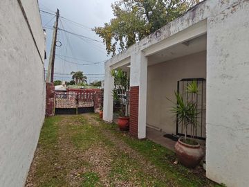 VENTA Casa 3 ambientes en Ituzaingó. Amplio lote.