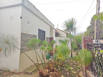 VENTA Casa 3 ambientes en Ituzaingó. Amplio lote.