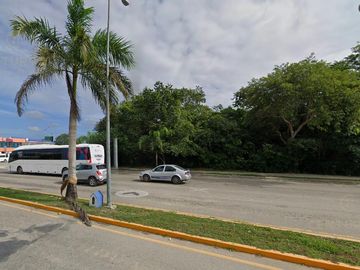 Lote Comercial en Venta en Av Universidades Arrecifes Playa del Carmen P2611