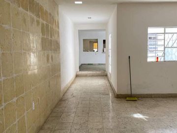 SE VENDE CASA DE DOS NIVELES EN EL CENTRO HISTORICO DE LA CIUDAD DE CAMPECHE.