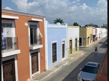 SE VENDE CASA DE DOS NIVELES EN EL CENTRO HISTORICO DE LA CIUDAD DE CAMPECHE.