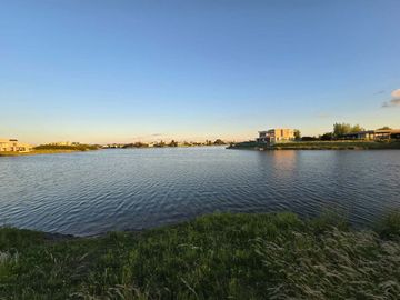 Venta Espectacular Lote a Laguna 1300 m2 Apto Cred