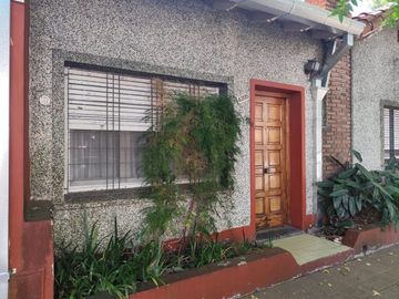 VENTA CASA 5 AMB.MUNRO, 4 DORMITORIOS, COCH,PATIO