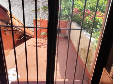 VENTA CASA 5 AMB.MUNRO, 4 DORMITORIOS, COCH,PATIO