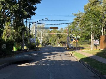 VENTA PUNTA CHICA, DUPLEX CON JARDÍN Y PILETA