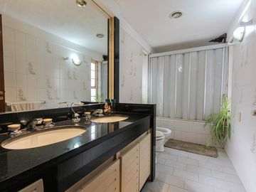 CASA 5 AMBIENTES VENTA FLORES QUINCHO PERMUTA