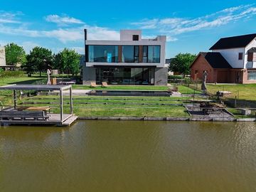 VENTA CASA 5 AMBIENTES EL CANTON BARRIO GOLF
