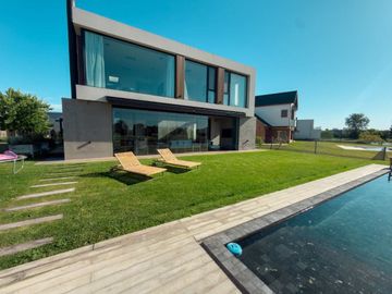 VENTA CASA 5 AMBIENTES EL CANTON BARRIO GOLF