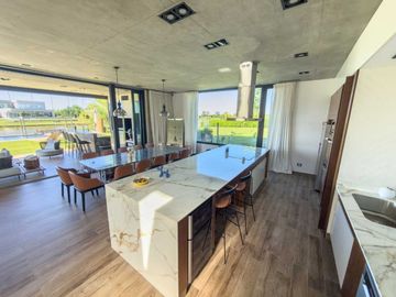 VENTA CASA 5 AMBIENTES EL CANTON BARRIO GOLF