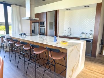 VENTA CASA 5 AMBIENTES EL CANTON BARRIO GOLF