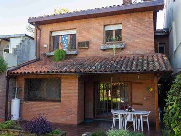 Venta CASA 5 ambientes Olivos pileta jardin