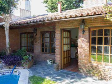 Venta CASA 5 ambientes Olivos pileta jardin