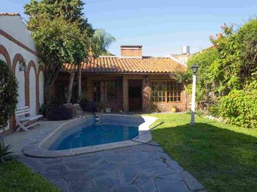 Venta CASA 5 ambientes Olivos pileta jardin