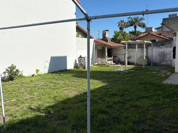 CASA 5 AMBIENTES VENTA CASTELAR COCHERA JARDIN