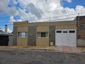 VENTA IMPERDIBLE CASA DE 2 DORM. EN VILLA ITALIA