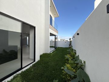 PUNTA TIBURON, Casa en VENTA con sala de TV y jardin