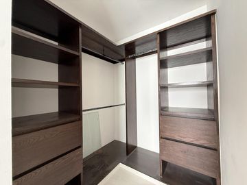 PUNTA TIBURON, Casa en VENTA con sala de TV y jardin