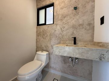 PUNTA TIBURON, Casa en VENTA con sala de TV y jardin