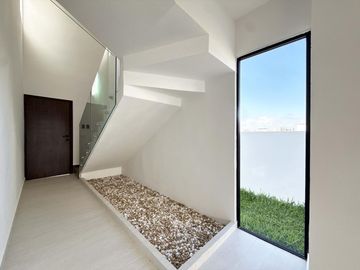 PUNTA TIBURON, Casa en VENTA con sala de TV y jardin