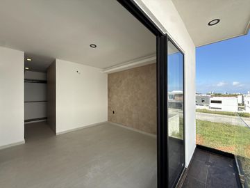 PUNTA TIBURON, Casa en VENTA con sala de TV y jardin