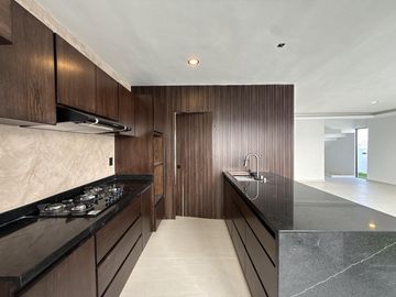PUNTA TIBURON, Casa en VENTA con sala de TV y jardin