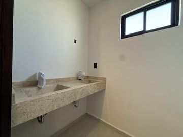 PUNTA TIBURON, Casa en VENTA con sala de TV y jardin