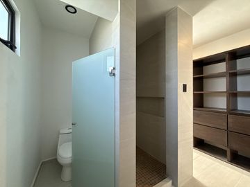 PUNTA TIBURON, Casa en VENTA con sala de TV y jardin