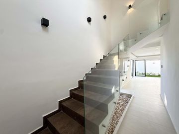 PUNTA TIBURON, Casa en VENTA con sala de TV y jardin