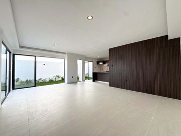 PUNTA TIBURON, Casa en VENTA con sala de TV y jardin