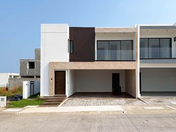PUNTA TIBURON, Casa en VENTA con sala de TV y jardin