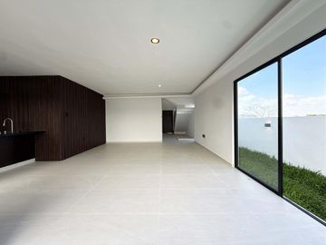 PUNTA TIBURON, Casa en VENTA con sala de TV y jardin