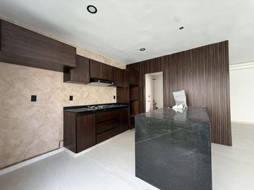 PUNTA TIBURON, Casa en VENTA con sala de TV y jardin