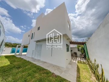 CASA EN VENTA EN PLAYA DEL CARMEN 3 HABITACIONES CON GYM, CASA CLUB ALBERCA, GRILL, PRIVADO