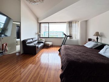 VENTA DE CASA EN FRACCIONAMIENTO EN LOMAS COUNTRY 3 RECAMARAS CON TERRAZA CON PANELES SOLARES