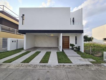 PUNTA TIBURON, Casa en VENTA con amplio jardin y ALBERCA