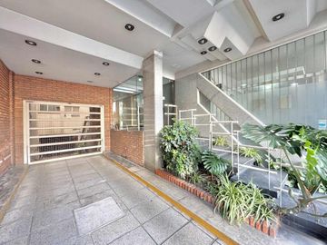 DEPTO 3 AMB EN FLORES CON BALCÓN Y COCHERA