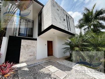 CASA EN VENTA CON ACABADOS DE MARMOL EN  RESIDENCIAL BOSQUES DE BAMBU PLAYA DEL CARMEN