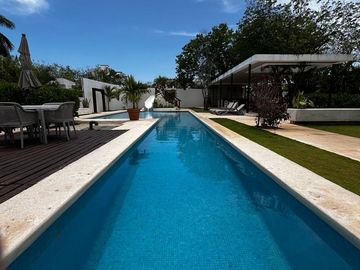 CASA EN VENTA CON ACABADOS DE MARMOL EN  RESIDENCIAL BOSQUES DE BAMBU PLAYA DEL CARMEN