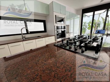 CASA EN VENTA CON ACABADOS DE MARMOL EN  RESIDENCIAL BOSQUES DE BAMBU PLAYA DEL CARMEN