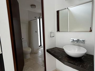 CASA EN VENTA CON ACABADOS DE MARMOL EN  RESIDENCIAL BOSQUES DE BAMBU PLAYA DEL CARMEN