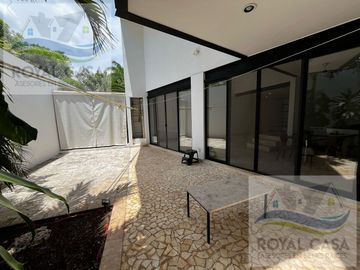 CASA EN VENTA CON ACABADOS DE MARMOL EN  RESIDENCIAL BOSQUES DE BAMBU PLAYA DEL CARMEN