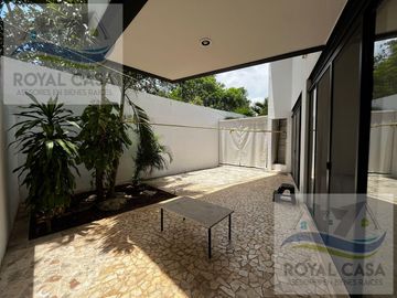 CASA EN VENTA CON ACABADOS DE MARMOL EN  RESIDENCIAL BOSQUES DE BAMBU PLAYA DEL CARMEN
