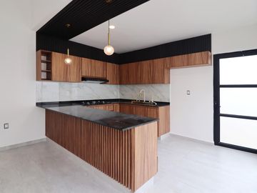 LOMAS DEL SOL, Casa en VENTA con recamara en PLANTA BAJA y sala de TV
