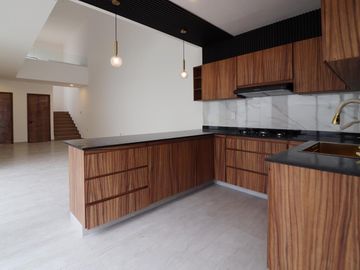 LOMAS DEL SOL, Casa en VENTA con recamara en PLANTA BAJA y sala de TV