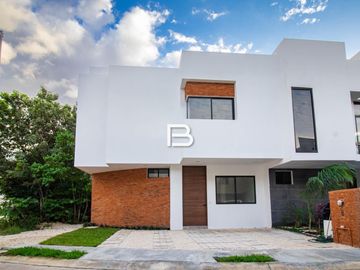 En Venta Casa en Residencial Arbolada Cancún