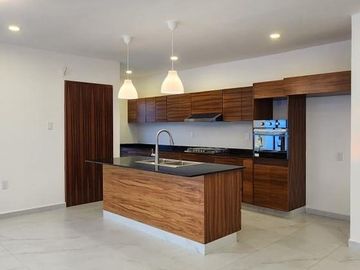 PUNTA TIBURON, Casa en VENTA con alberca y jardin