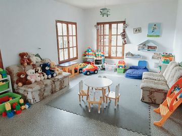 VENTA DE CASA 5 DORMITORIOS B °LOS PERALES