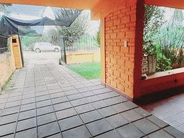 VENTA CASA DE 4 DORMITORIOS EN BAJO LA VIÑA