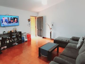 VENTA CASA DE 4 DORMITORIOS EN BAJO LA VIÑA